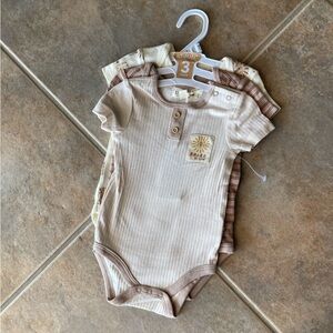 Lion and striped theme 3-peice baby clothing onesies set